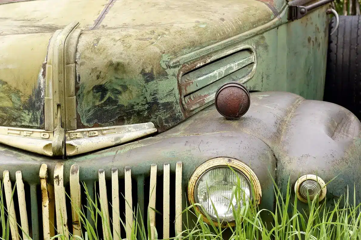 Detailaufnahme moderner Scheinwerfer an der Front eines Wohnmobils