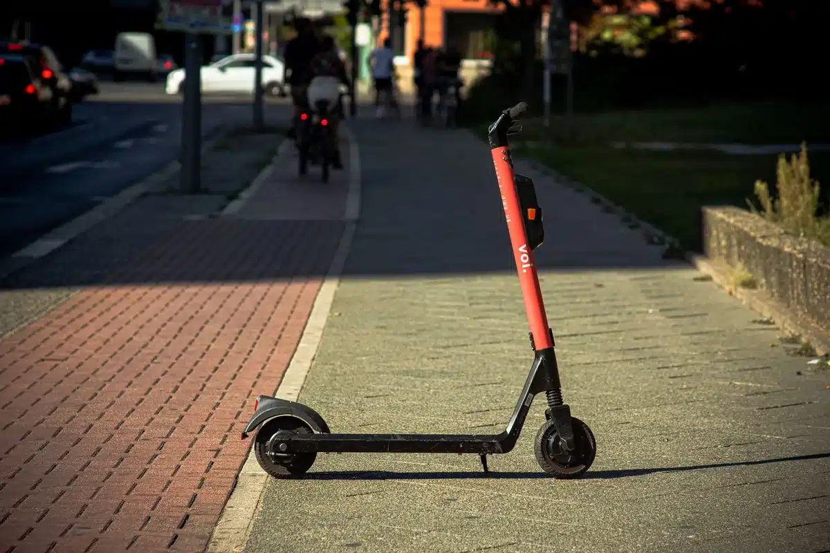 Seitlicher Blick auf einen elektrischen NIU NQiX 500 Roller auf Straße