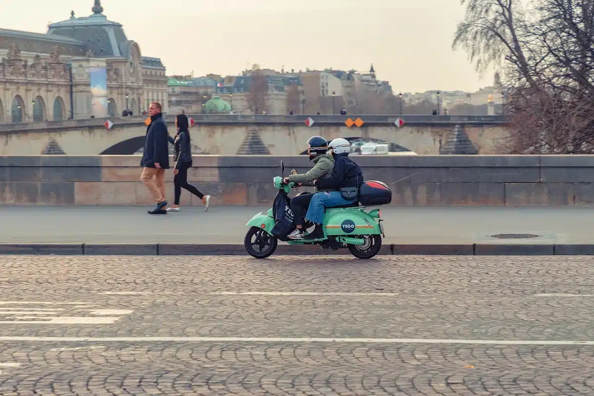 RST Lumberjack Textilhemd auf einem Motorrad sitzend mit Protektoren sichtbar