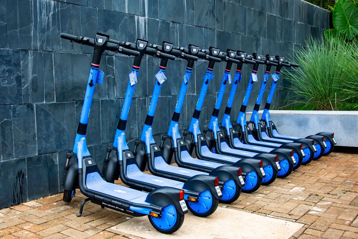 Elektrischer NIU NQiX 500 Roller seitlich auf Straße