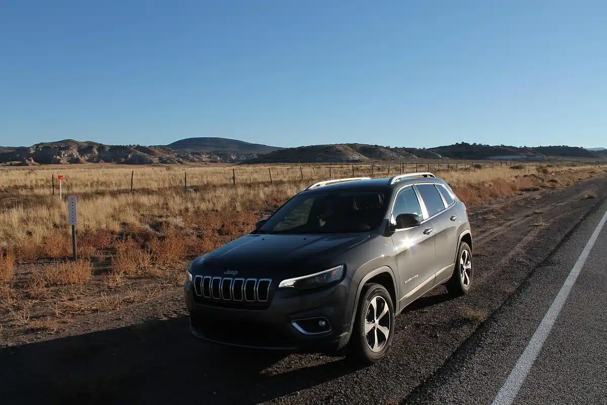 Preisschild vor einem SUV zeigt günstigen Listenpreis