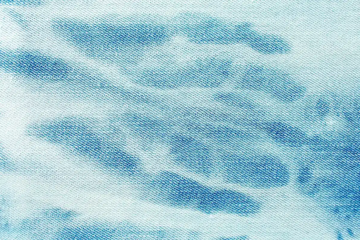 Detailaufnahme von Denimstoff und Cargo‑Taschen
