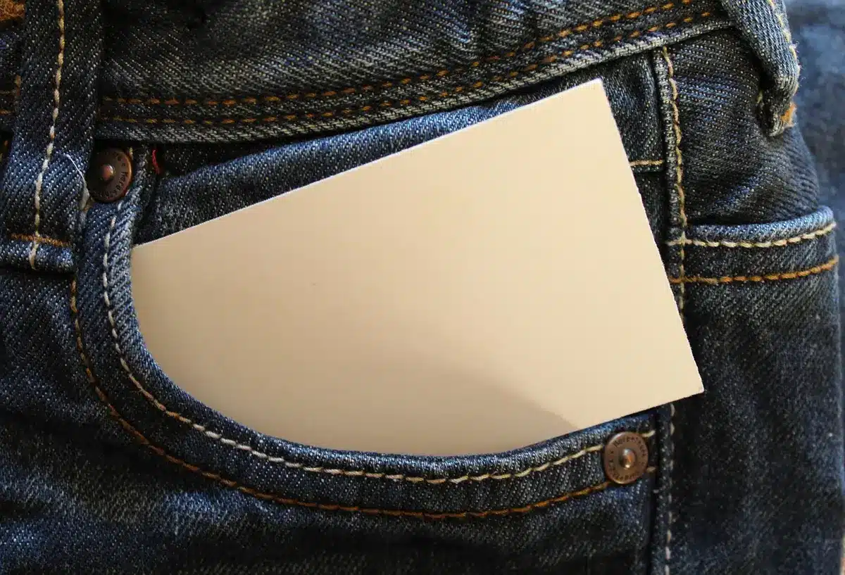 Nahaufnahme der Cargo‑Taschen und Druckknöpfe