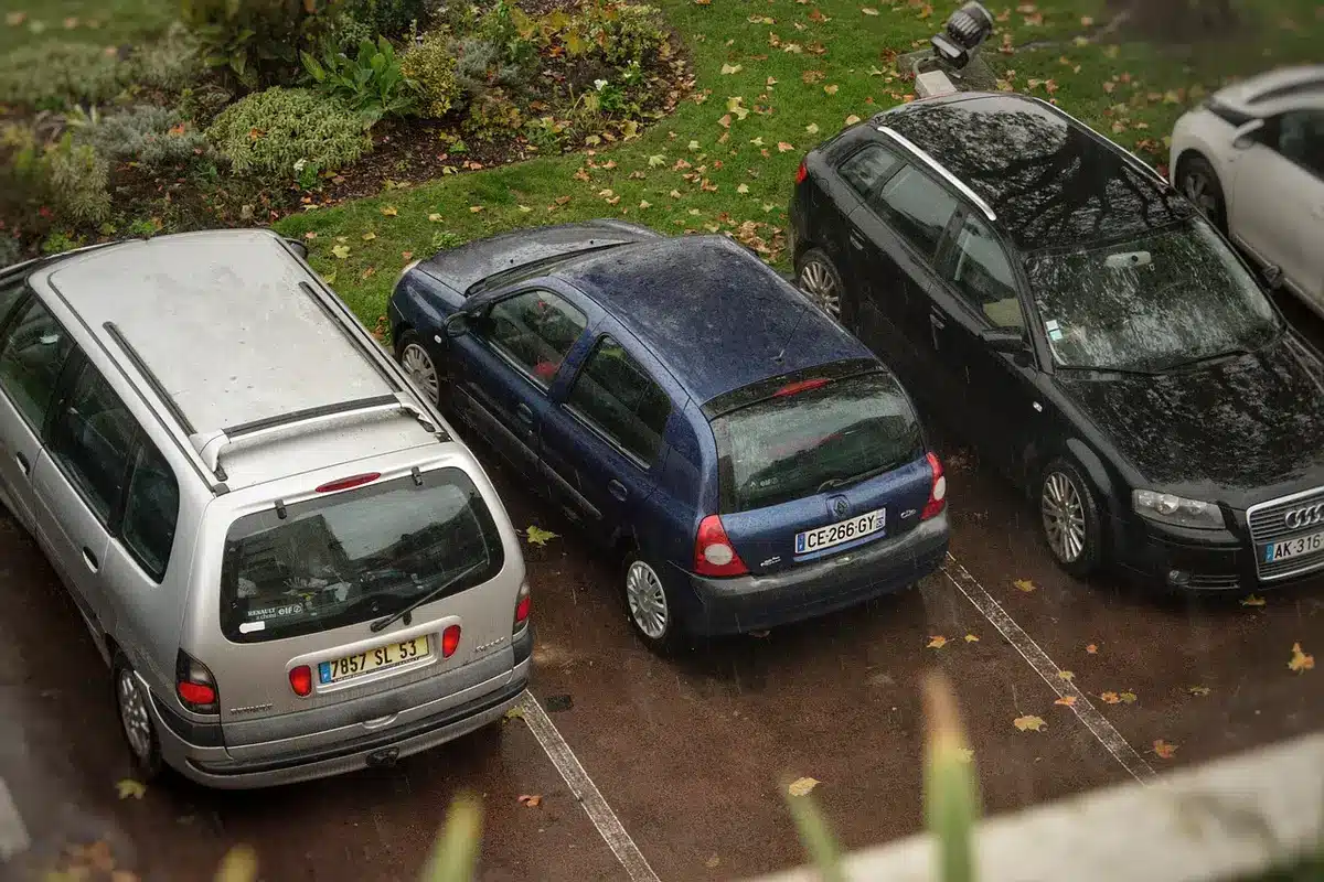 Renault Twingo in einer städtischen Parkbucht, Seitenansicht