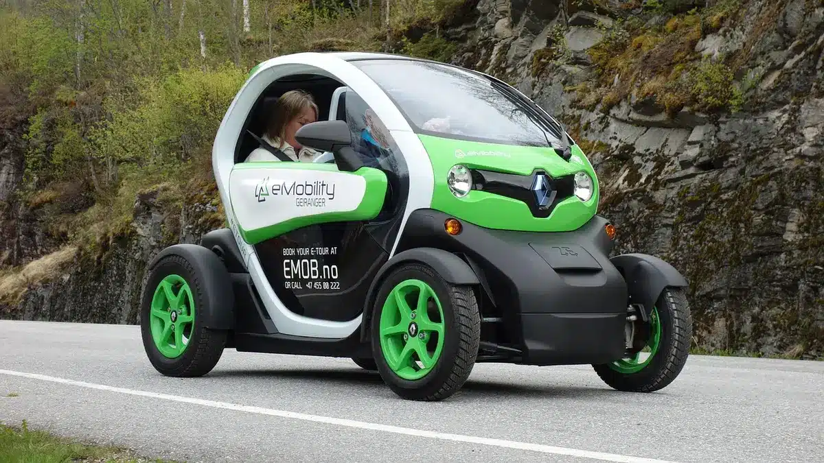 Leere Produktionsstraße in einem modernen Fahrzeugwerk