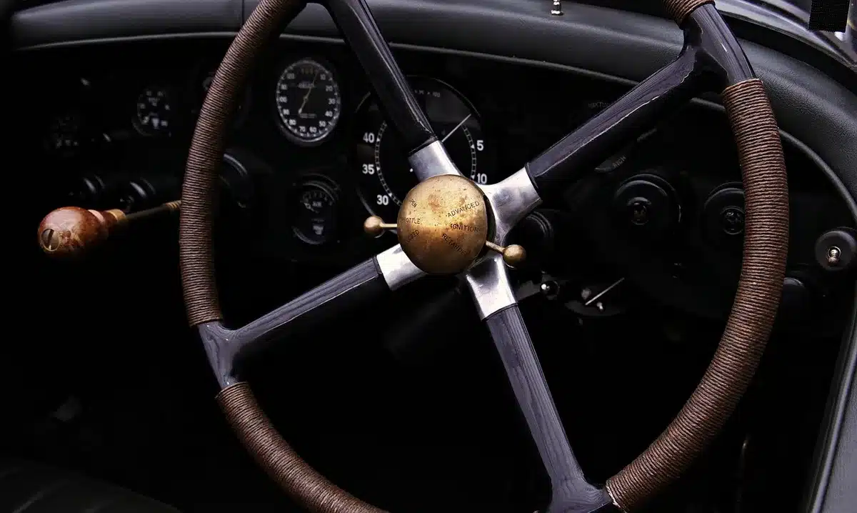 Moderner Fahrzeuginnenraum mit großflächigem Display und weichen Oberflächen
