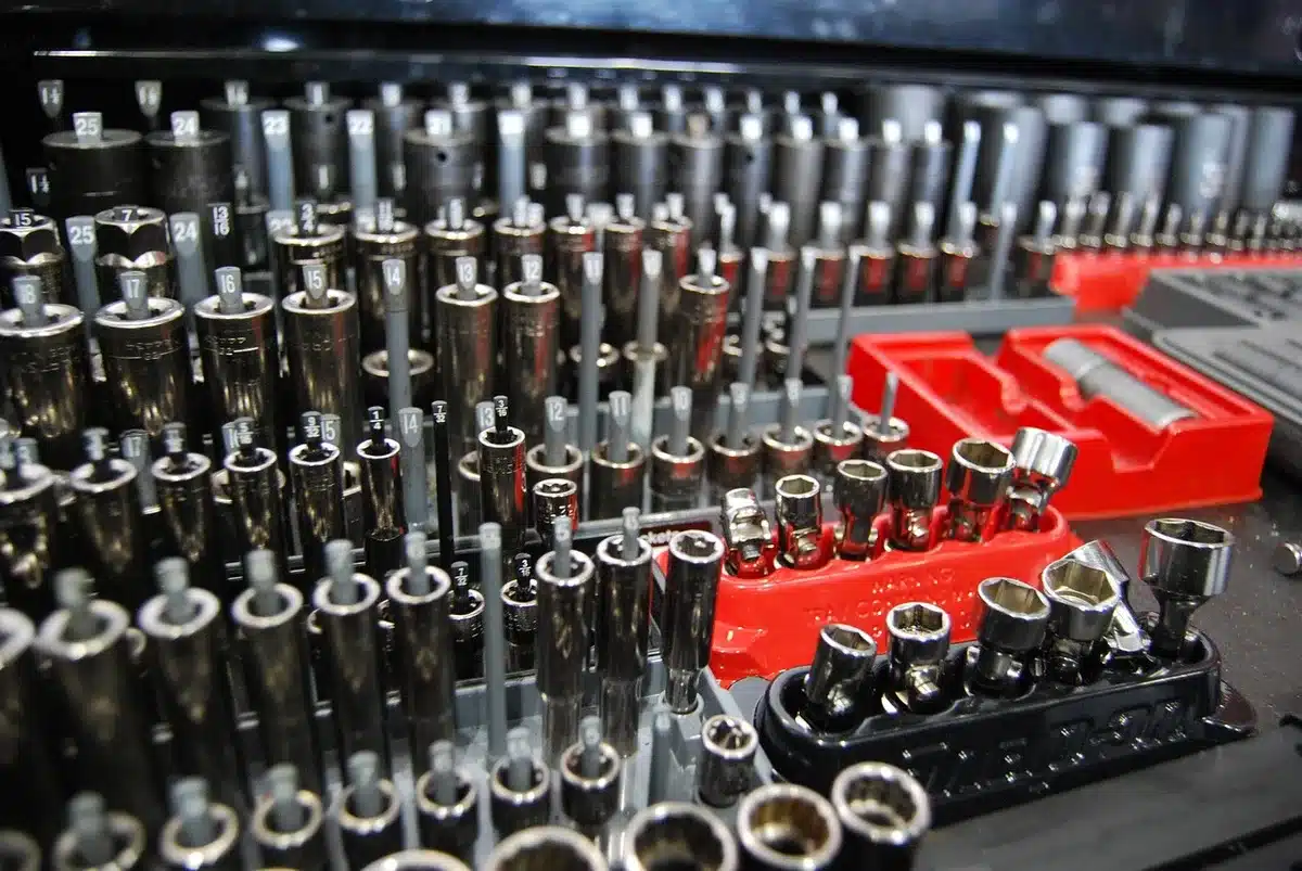 Mechaniker an Diagnosegerät in freier Werkstatt