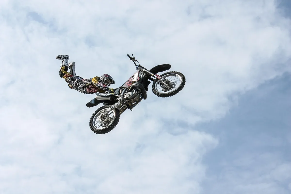 Drei Enduro-Motorr&auml;der in Reihe auf unbefestigtem Gel&auml;nde