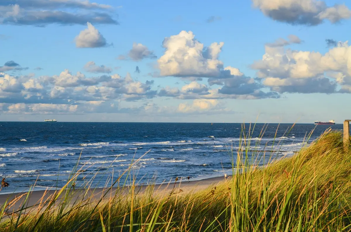 Nahaufnahme von Ostsee-Wellen an einem sonnigen Tag