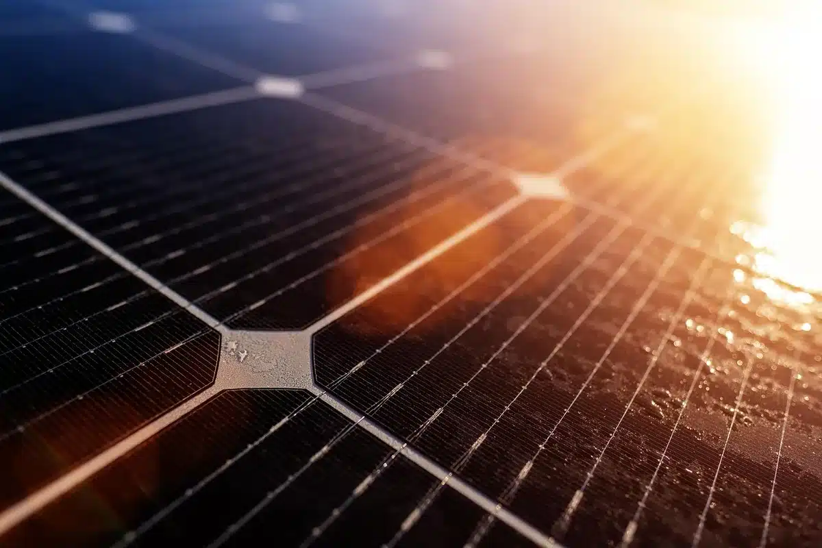 Querschnitt und Details von integrierten Solardachziegeln
