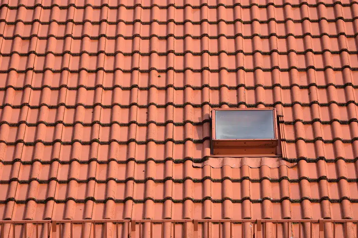 Hausdach mit deutlich sichtbarer Ausrichtung und Neigung