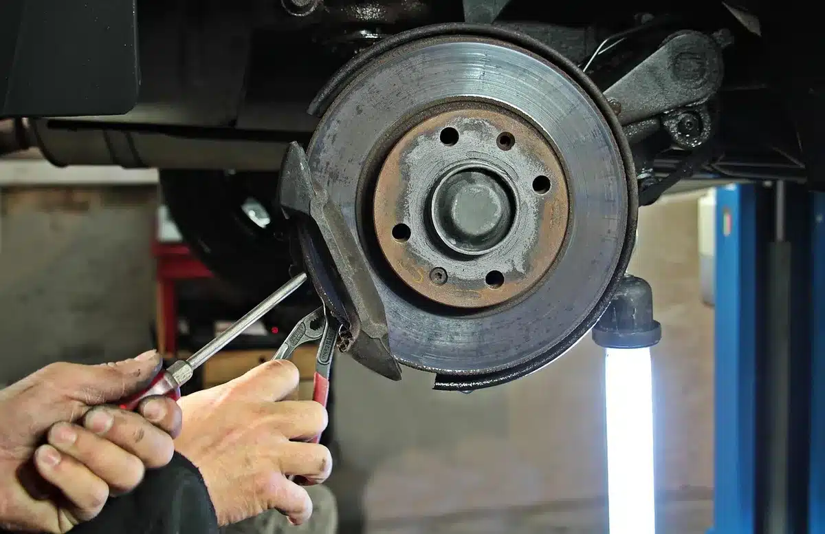 Nahaufnahme von Upside-down-Gabel und Bremsscheiben an einem Naked Bike