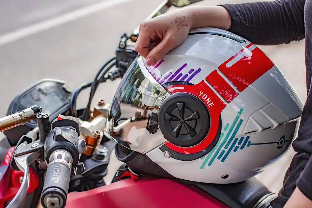 Anonymer Textil‑Motorradanzug mit Helm und Stiefeln in einer Garage