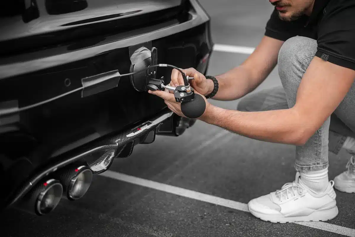 Techniker prüfen Prototyp eines Offroad‑Motorrads in Werkstatt