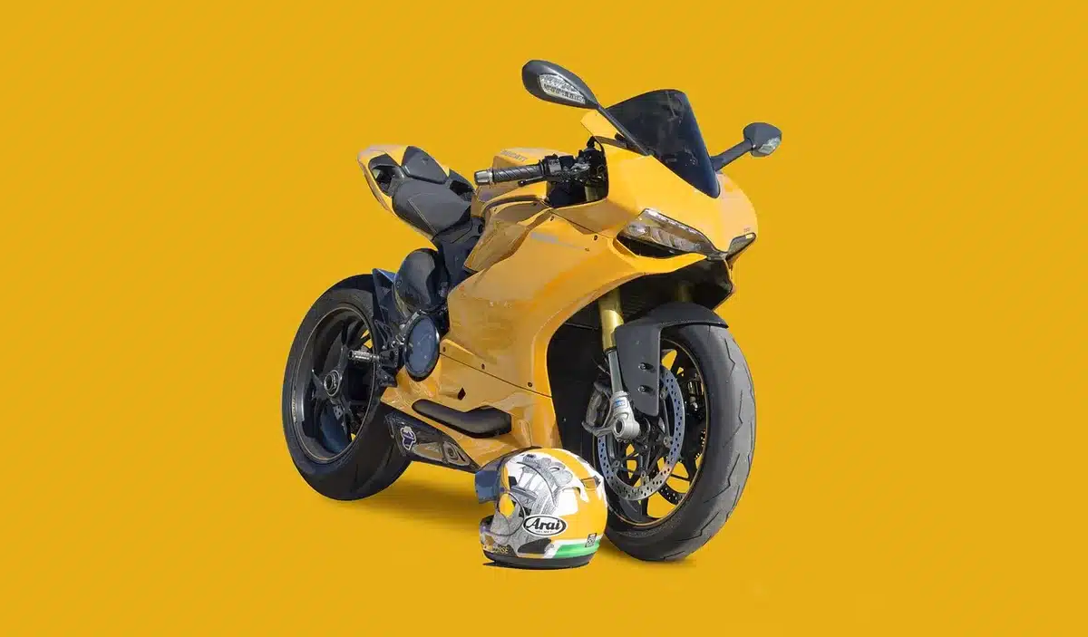 Silhouettierte Motorradhelme und Handschuhe auf einem Tisch in einem Gemeindesaal
