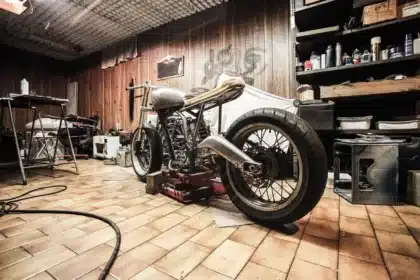 Anonyme Garage mit abgestellten Naked-Bikes und Farbmuster auf Tisch