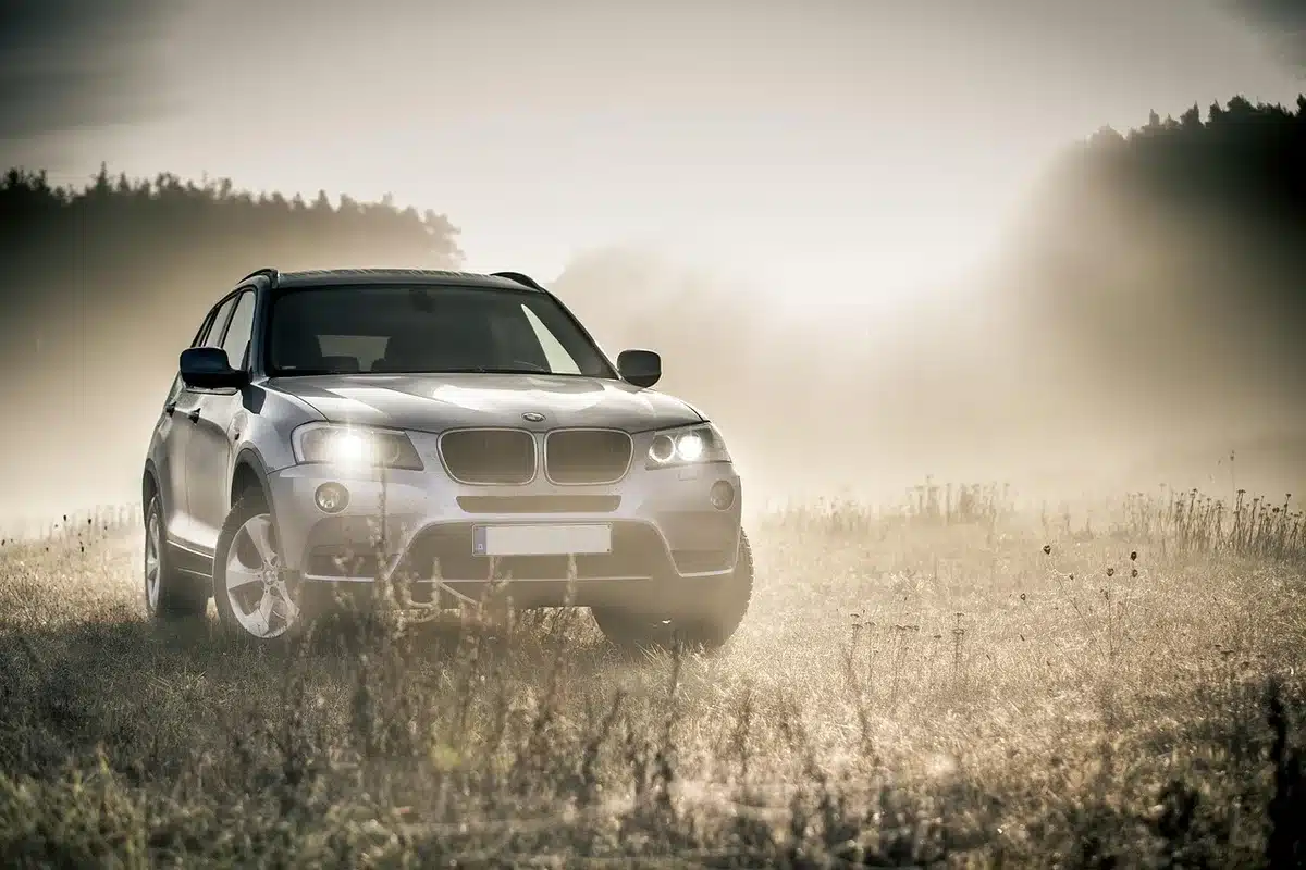 Designzeichnungen eines kantigen SUV aus einem indischen Designpatent