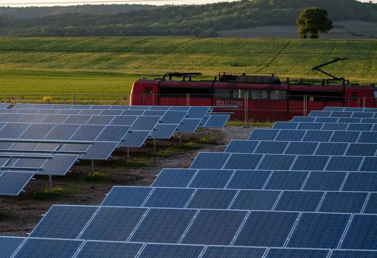 Grafik eines Wechselrichters neben Solarmodulen, die Gleichstrom in Wechselstrom umwandeln