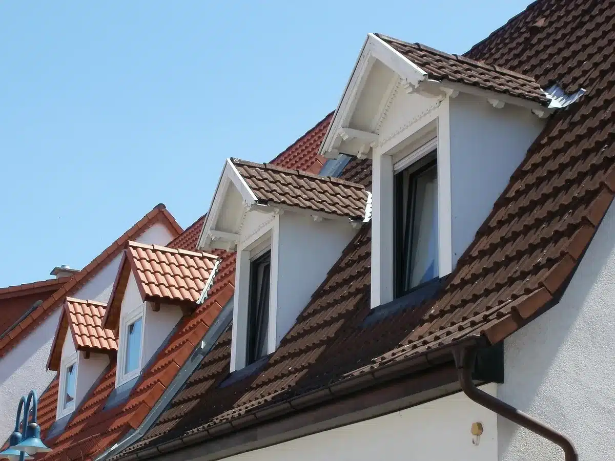 Dach-Solarmodule mit anonymem Wechselrichter und Kabeln an einer Hauswand