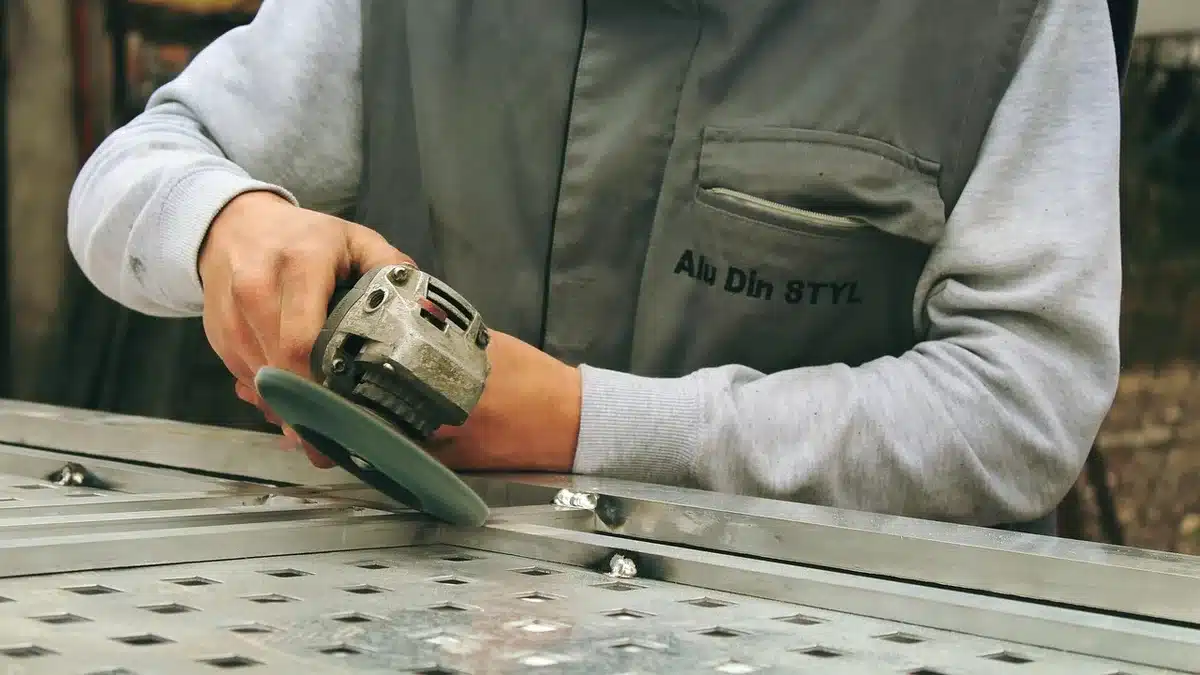 Leere Stühle und Arbeiter in der Fabrik als Symbol für Stellenabbau