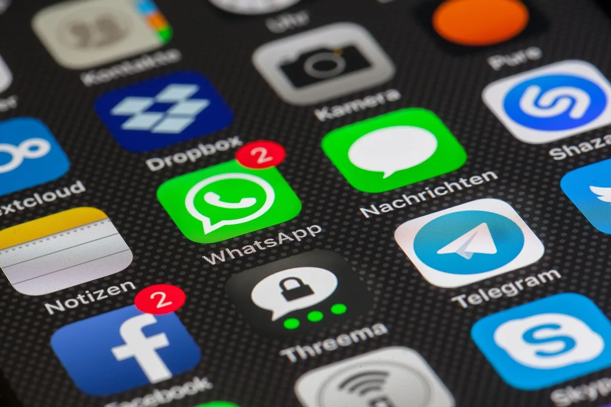 Smartphone zeigt App-Steuerung zum Nivellieren und Rangieren eines Wohnwagens