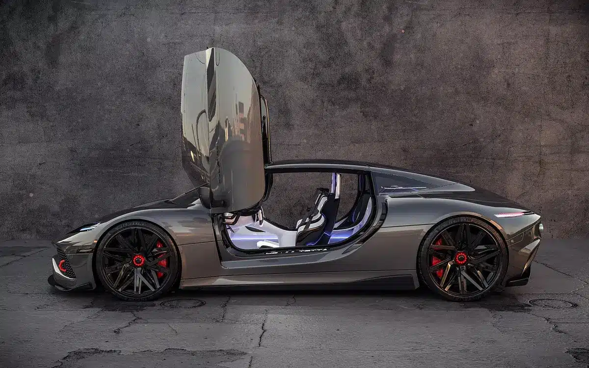 Konzeptauto mit glatten Flächen und ungewöhnlicher Proportion in Messeumgebung