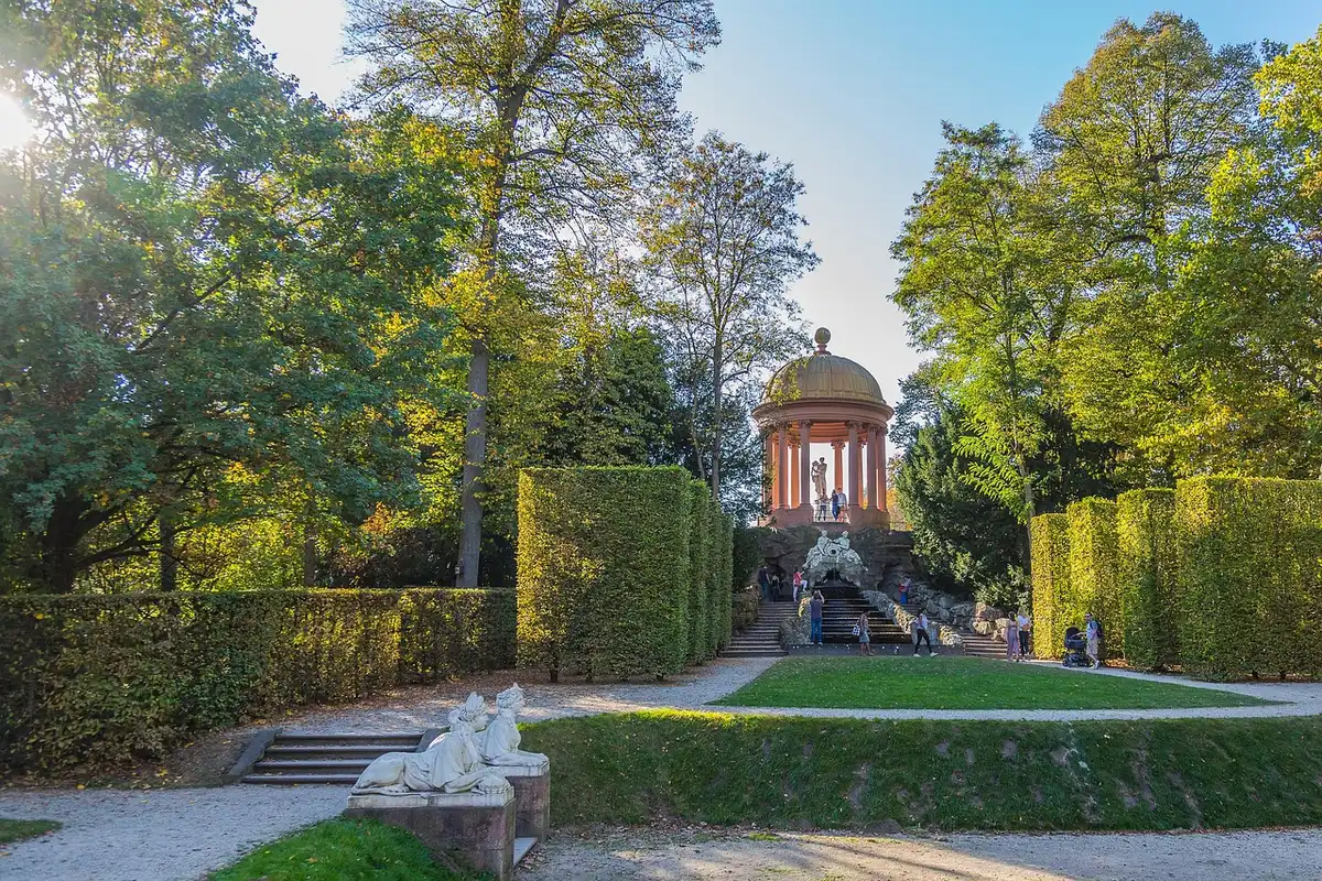 Blick auf einen formalen Gartenweg im Schlossgarten Schwetzingen