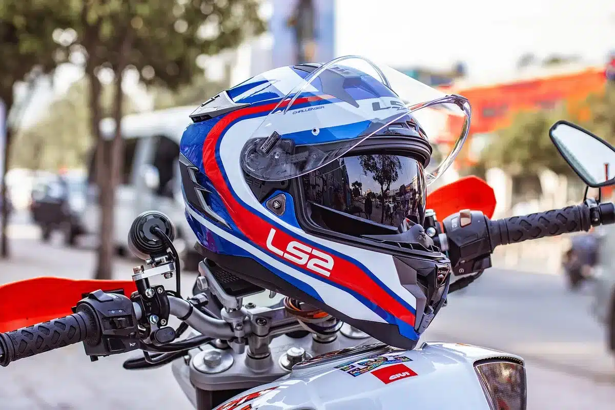 Motorrad fährt vorsichtig zwischen stehenden Autos