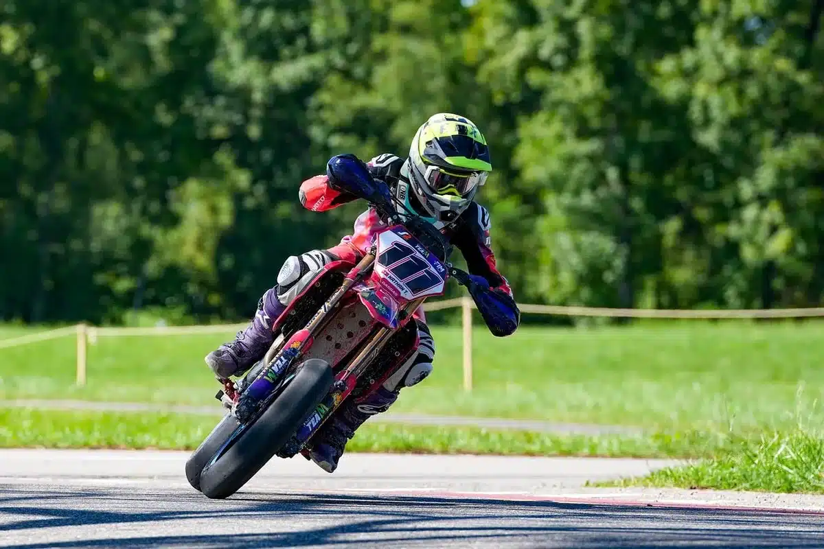 Motorradfahrer mit sichtbarer Schutzkleidung und Reflektoren