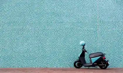 Blick aus Motorrad-Perspektive beim Vorbeifahren an stehenden Autos im Stau