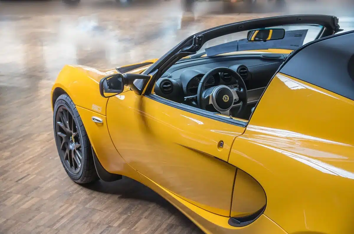 Kompaktes Armaturenbrett eines Elektro‑Microcars mit einfachem Cockpit