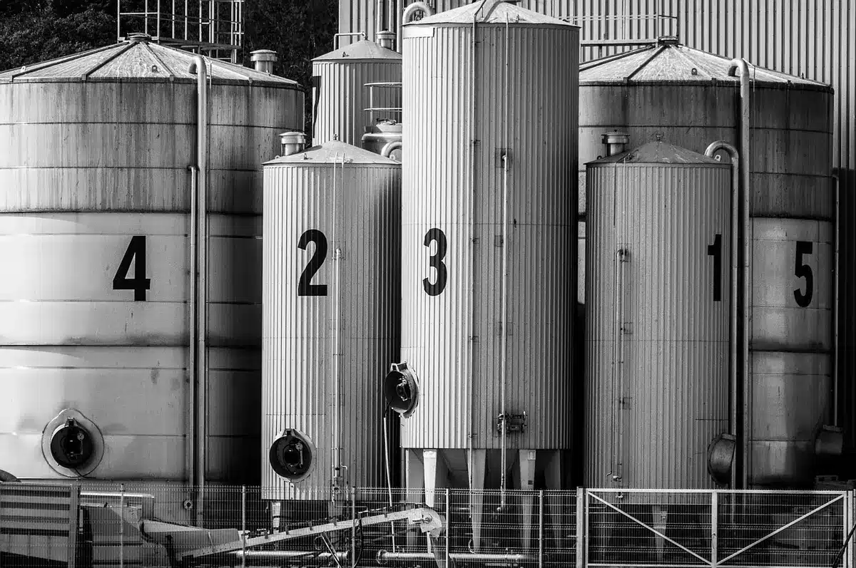 Werkbank mit zylindrischen Batterie‑Zellen, Pack‑Modell und Messwerkzeugen