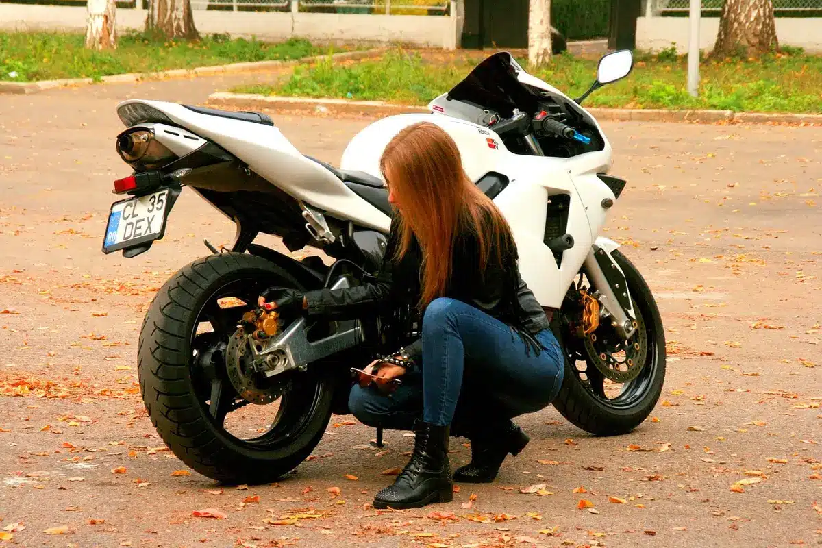 Detailaufnahme von Mesh‑Einsätzen und Belüftungsöffnungen an einer Motorradjacke