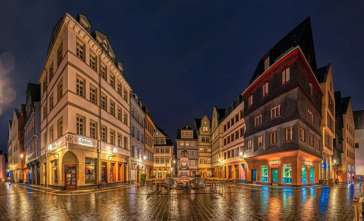 Eingang zur Klassikstadt in Frankfurt mit Fahrzeugen im Hof