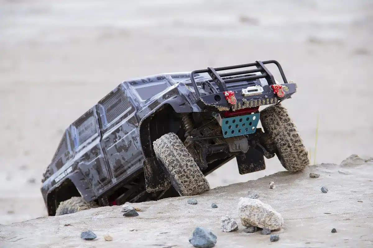 Nahaufnahme einer Batteriearchitektur und Chassis‑Skizzen auf einem Tisch