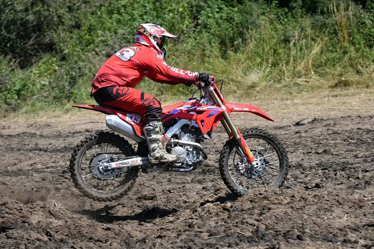 Helm neben Farbmusterkarten für Motorradlackierungen