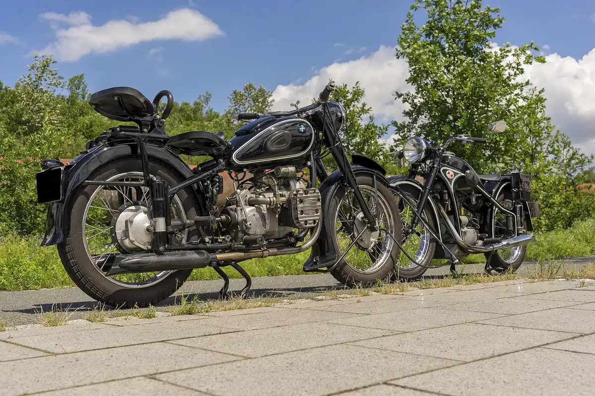 Altes Rallye-Motorrad in Wüstenlandschaft als Bezug zur LC4-Tradition
