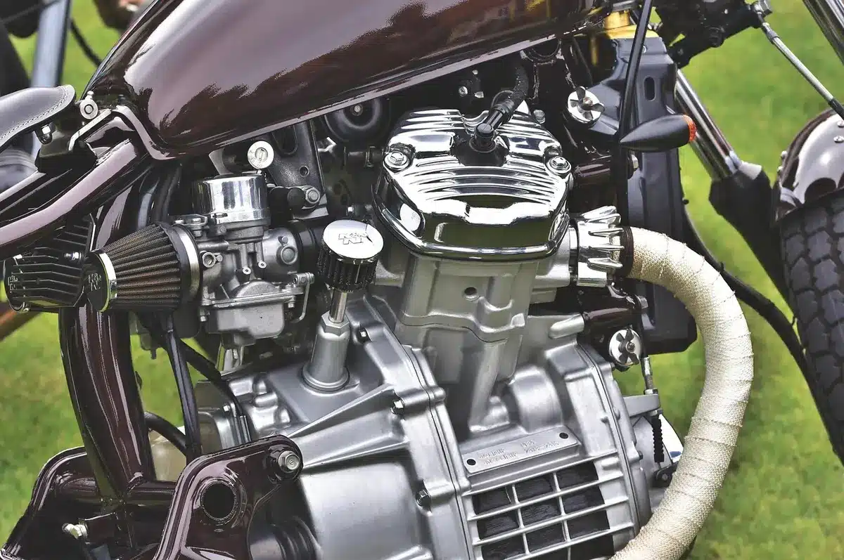 Sieben individuell umgebaute Scrambler nebeneinander in einer Ausstellung