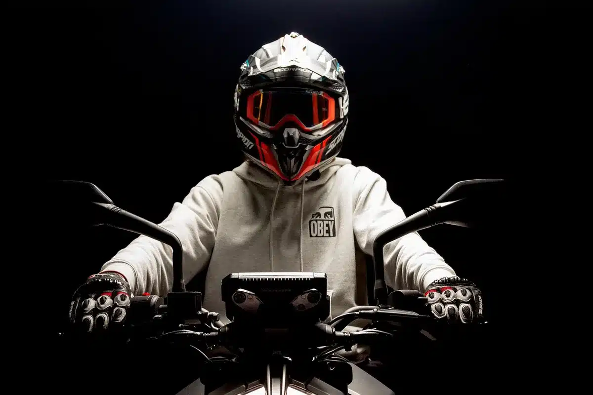 Motorrad auf Hauptständer, Handschuhe und Tuch als Sicherheitsvorbereitung