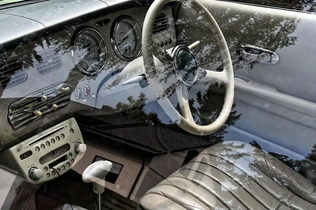 Innenraum eines kompakten SUV mit Blick auf Lenkrad und Sitzkomfort