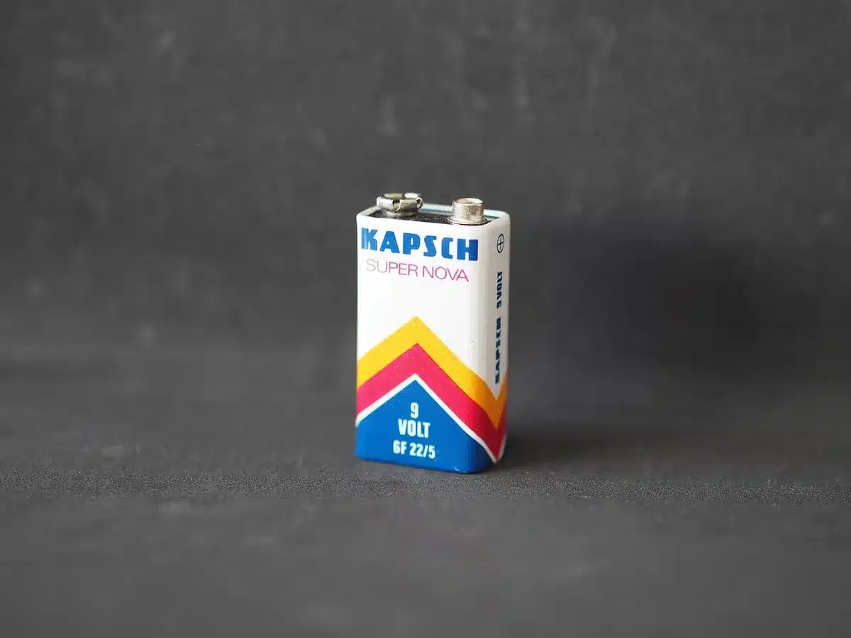 180‑Ah LiFePO4‑Batterie neben Campingausrüstung im Fahrzeug