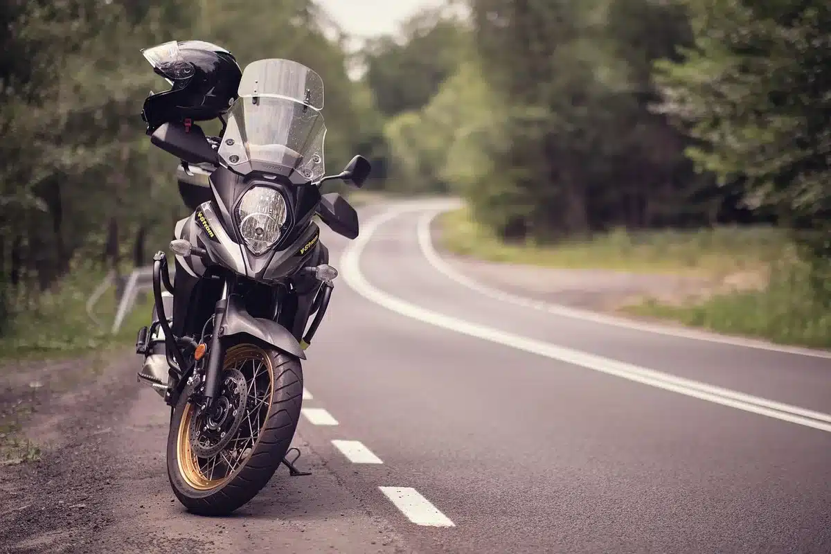 Motorradhelm, Jacke und Handschuhe auf Sitz abgelegt