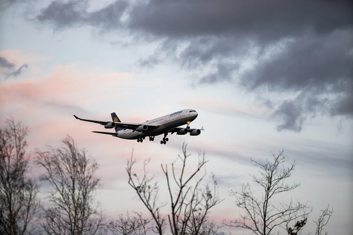 Sicherheitskontrolle am Flughafen mit wartenden Reisenden