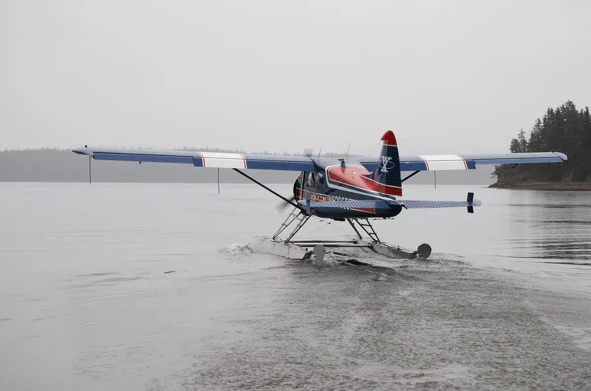 Heckpropeller eines amphibischen Fahrzeugs beim Wassertest