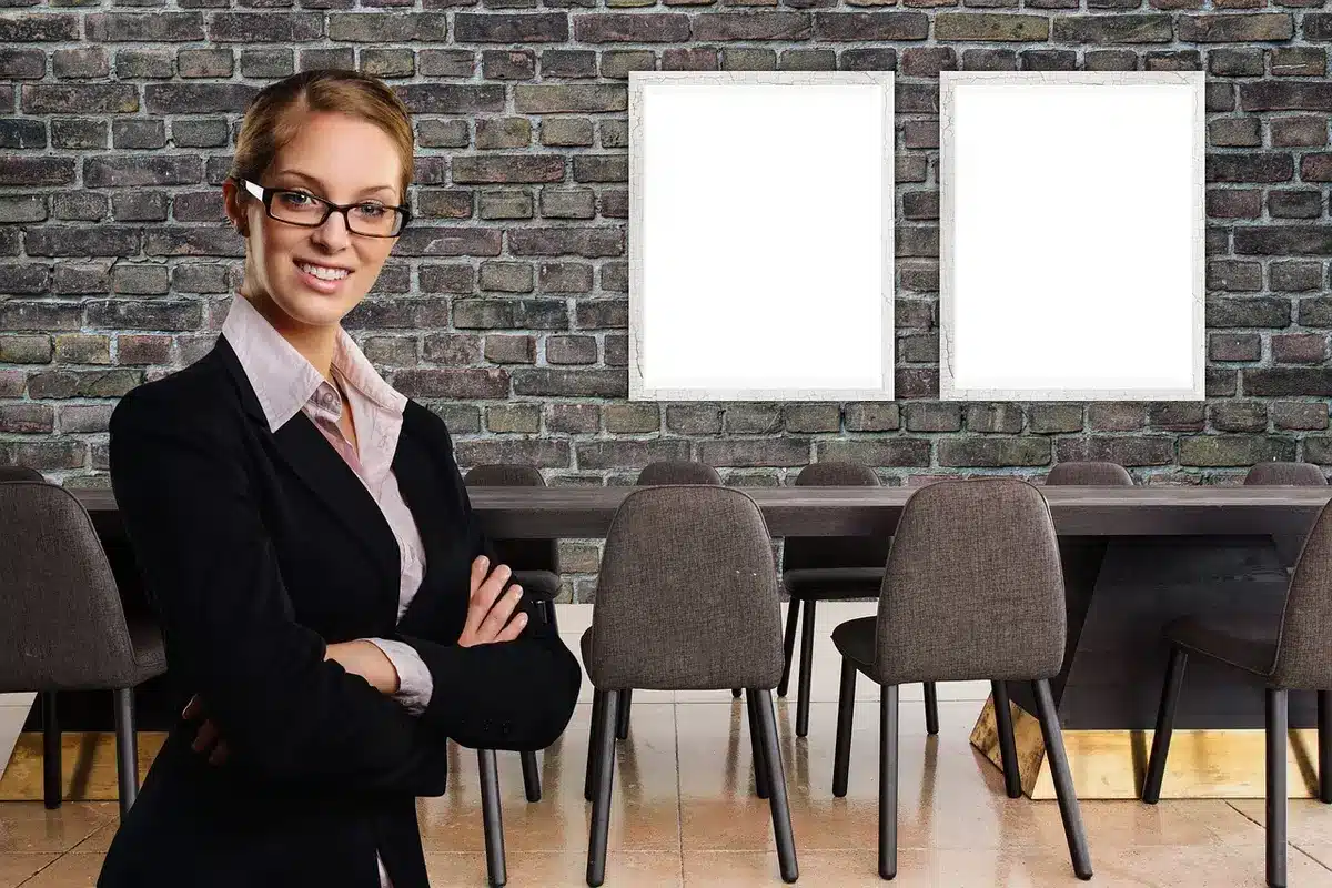 Werkleiter und Logistikmanager diskutieren in einem Büro