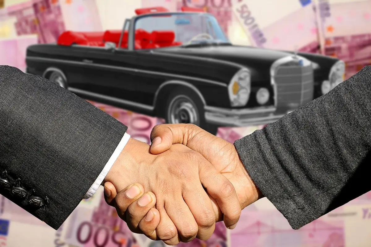 Leerer Showroom und geparkte Autos als Symbol für rückläufige Umsätze