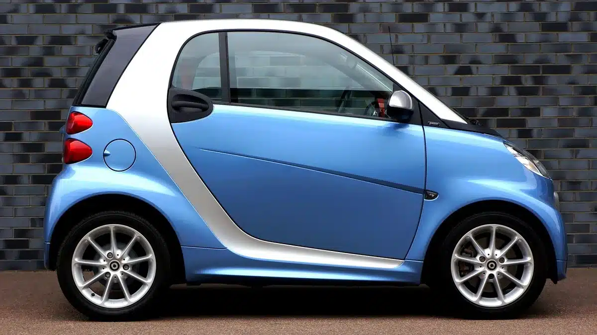 Seitenansicht eines kompakten Elektro‑Kleinwagens, Silhouette ähnlich einem Twingo