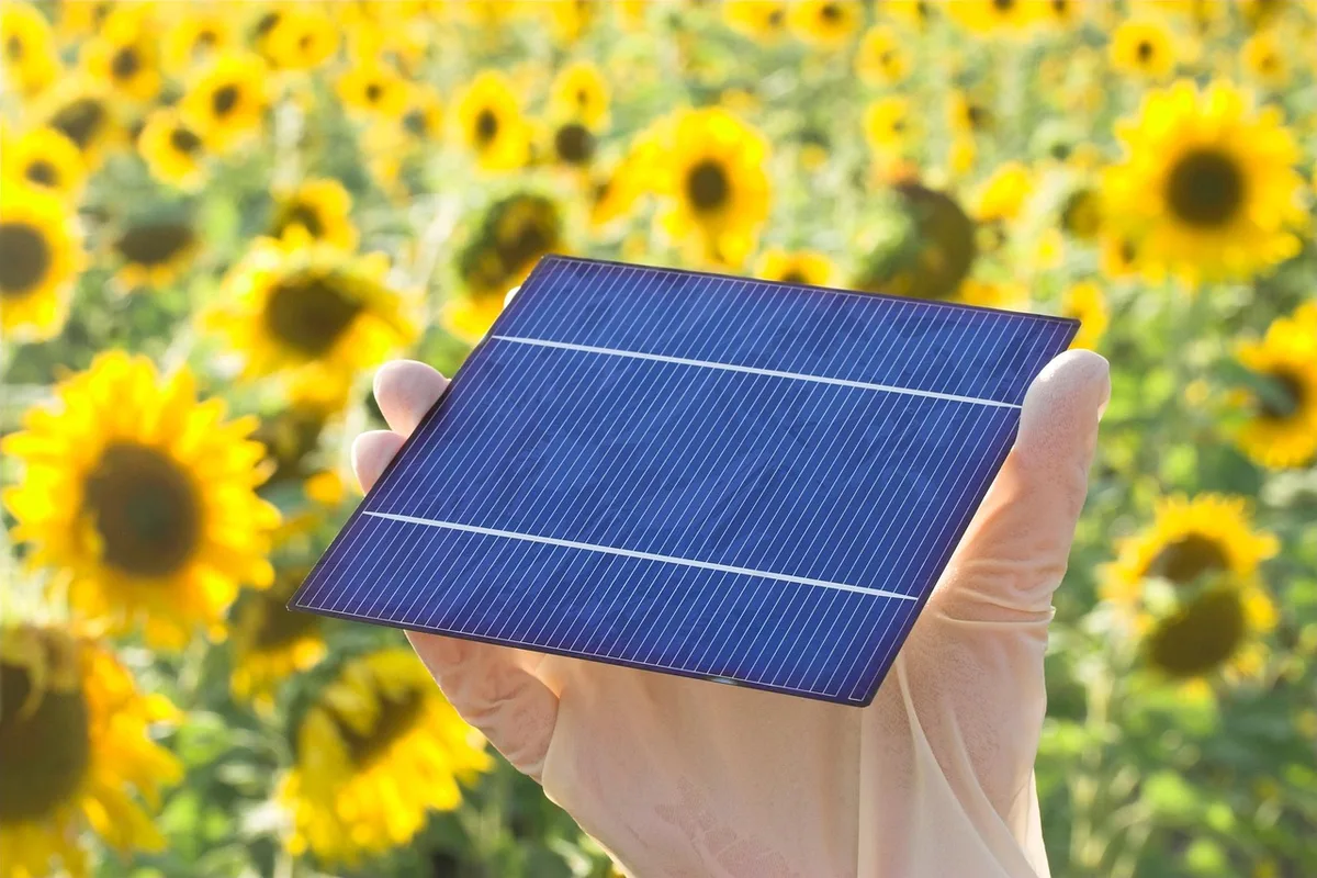 Solargestützte mobile Klinik mit ausklappbaren Paneelen an einer Landstraße