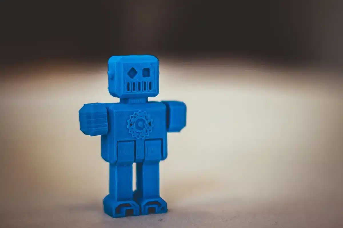 Mehrere 3D‑gedruckte Miniaturautos nebeneinander
